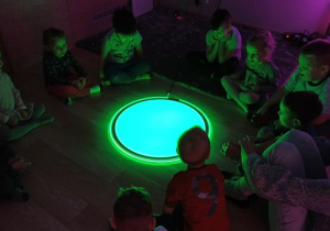 Dzieci poznają kolory wyświetlane na panelu świetlnym